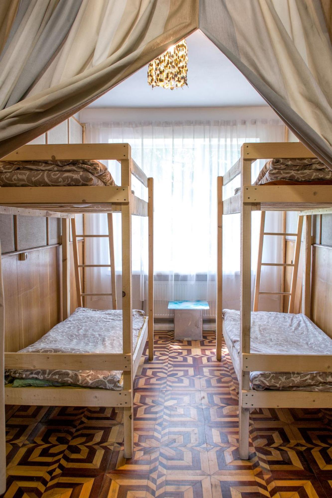 Baron Munchausen Guest House คาเมียเนตส์-โปดิลสกี ภายนอก รูปภาพ